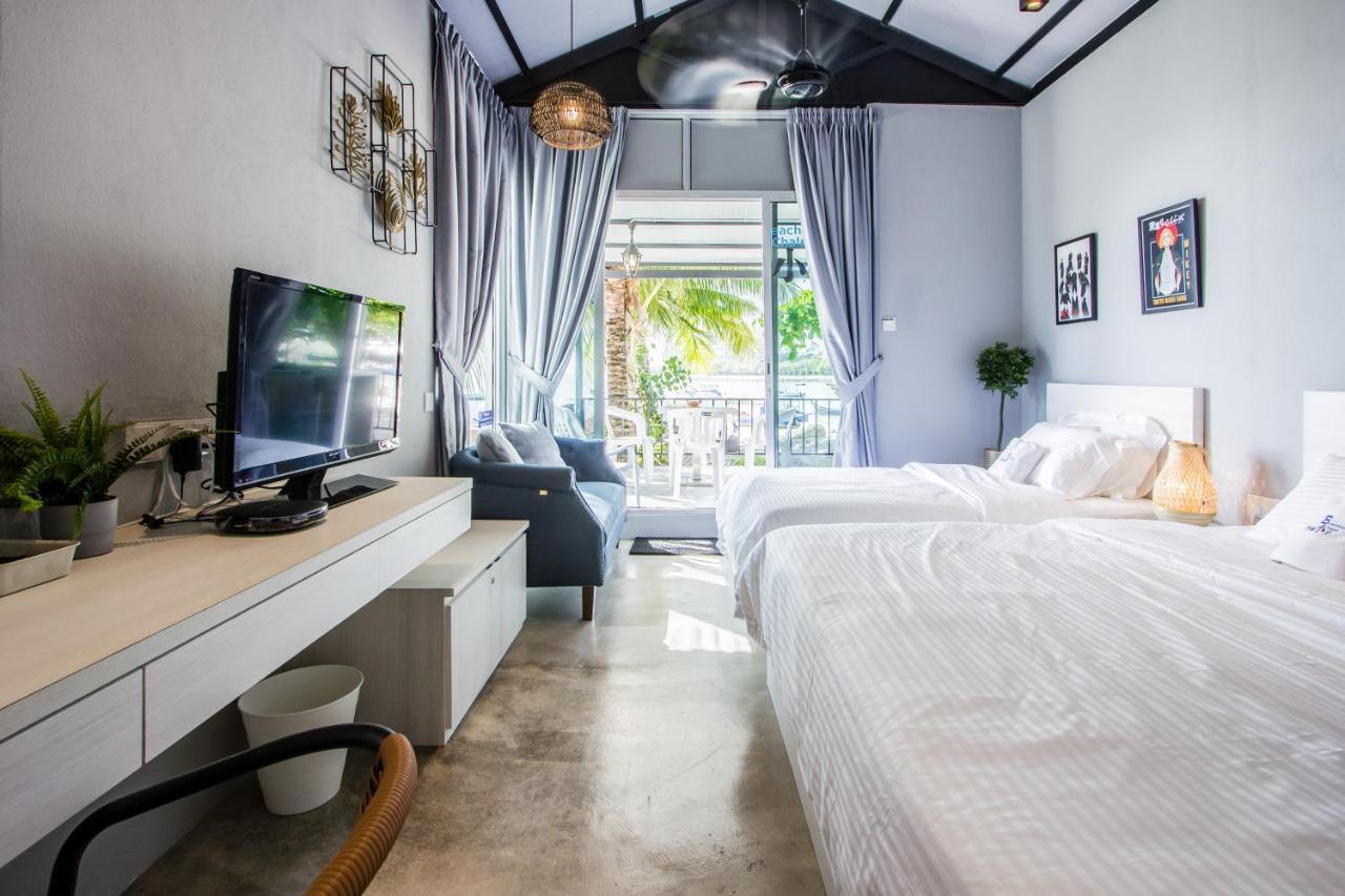 Beachboy Chalet By The Beach Bukit Lada Экстерьер фото