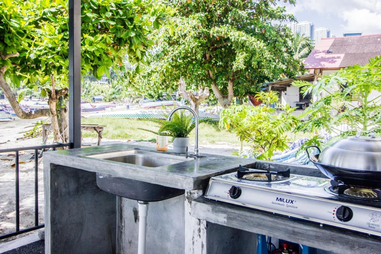 Beachboy Chalet By The Beach Bukit Lada Экстерьер фото